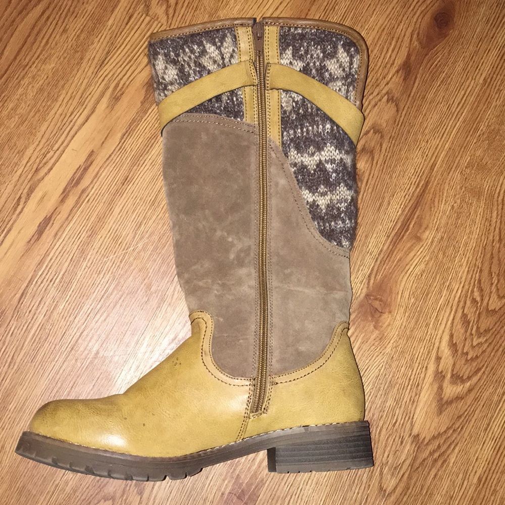 Mukluks brown zip up boots